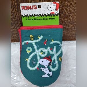Peanuts Snoopy Joy Christmas Oven Mini Mitts w/Silicone Grip - Set of 2 - NEW.